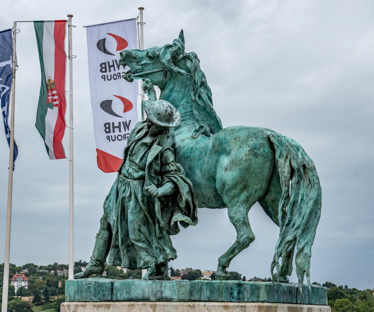 120 év után ismét eredeti helyén áll a Csikós szobor a Várban