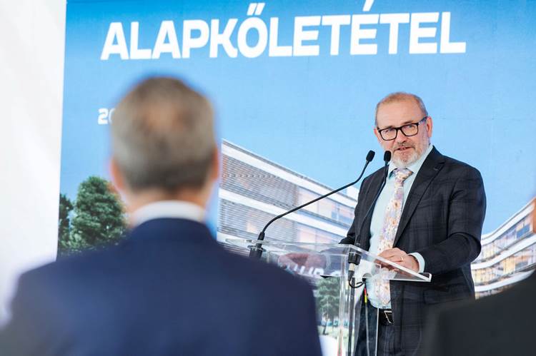 A képen ember, ruházat, öltöny, személy látható

Előfordulhat, hogy az AI által létrehozott tartalom helytelen.
