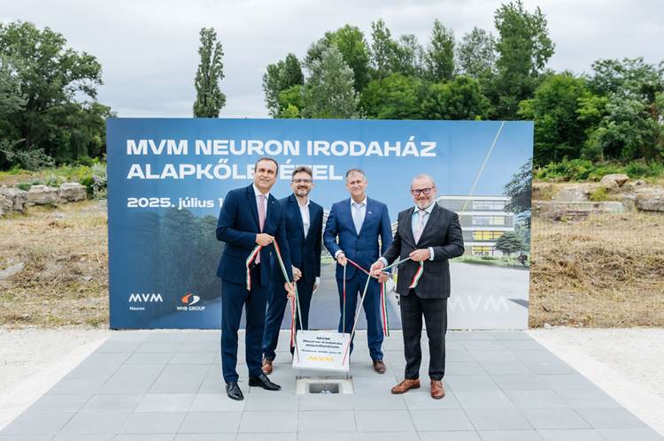 A képen ruházat, kültéri, öltöny, ember látható

Előfordulhat, hogy az AI által létrehozott tartalom helytelen.