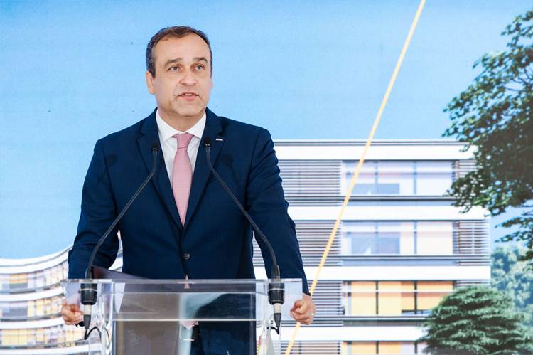 A képen ruházat, személy, ember, kültéri látható

Előfordulhat, hogy az AI által létrehozott tartalom helytelen.