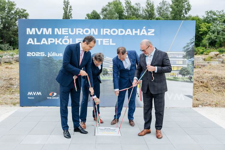 A képen ruházat, személy, lábbelik, öltöny látható

Előfordulhat, hogy az AI által létrehozott tartalom helytelen.