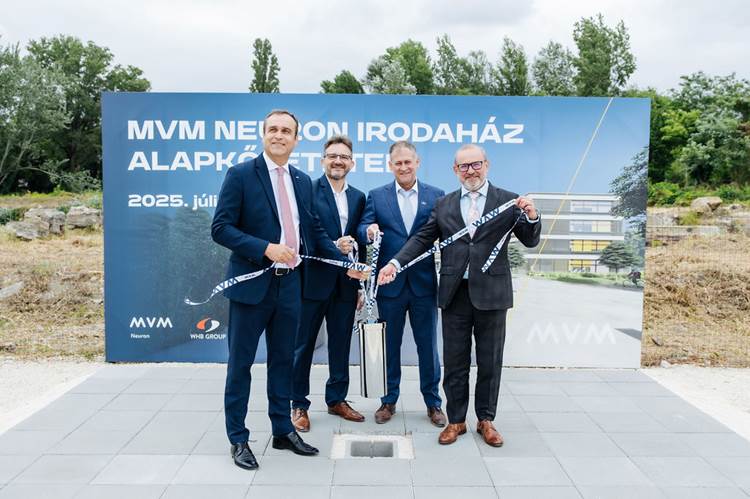 A képen ruházat, személy, ég, öltöny látható

Előfordulhat, hogy az AI által létrehozott tartalom helytelen.