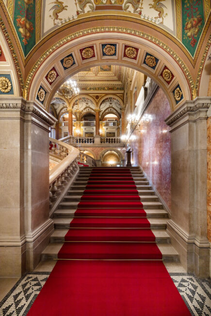 Magyar Állami Operaház fő lépcsőháza íves architektúrával